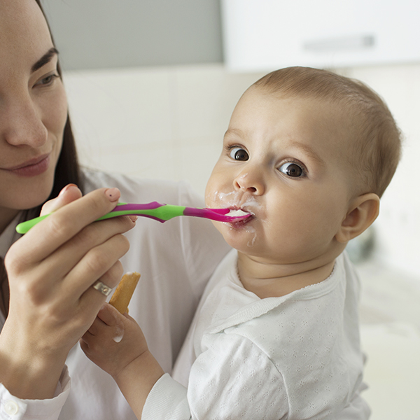 ¡Mi bebé ya va a comenzar  a comer y tengo muchas dudas! ¿Qué debo darle, en qué horario, qué cantidad?
