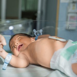 ¿A qué edad es adecuado que se le caiga el cordón umbilical a mi hijo y qué cuidados debo tener a diario?